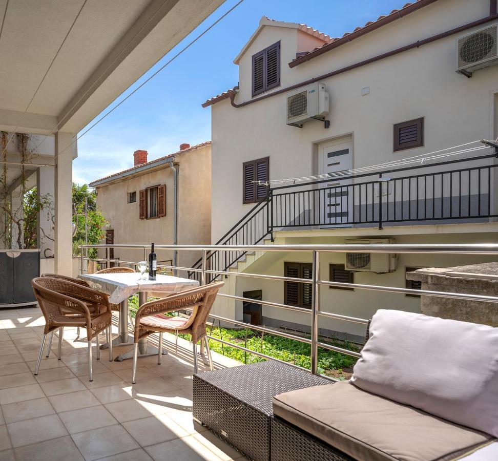The Midpoint Apartment *